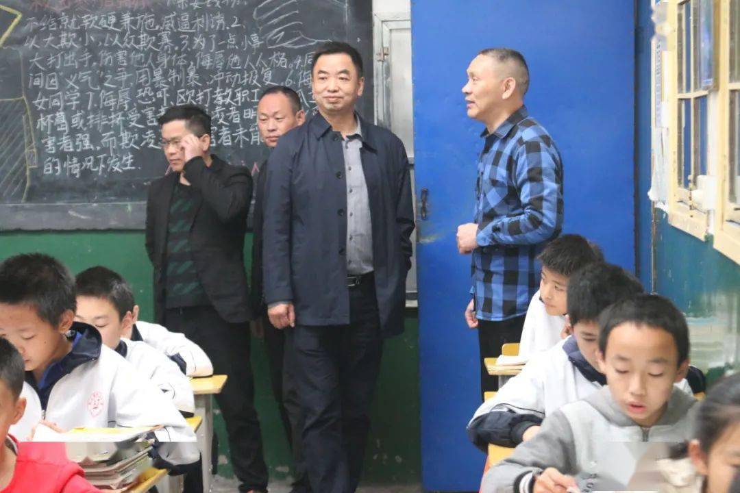 在东山中学,包金跃深入教室,教师办公室,详细了解学校办学条件,教师