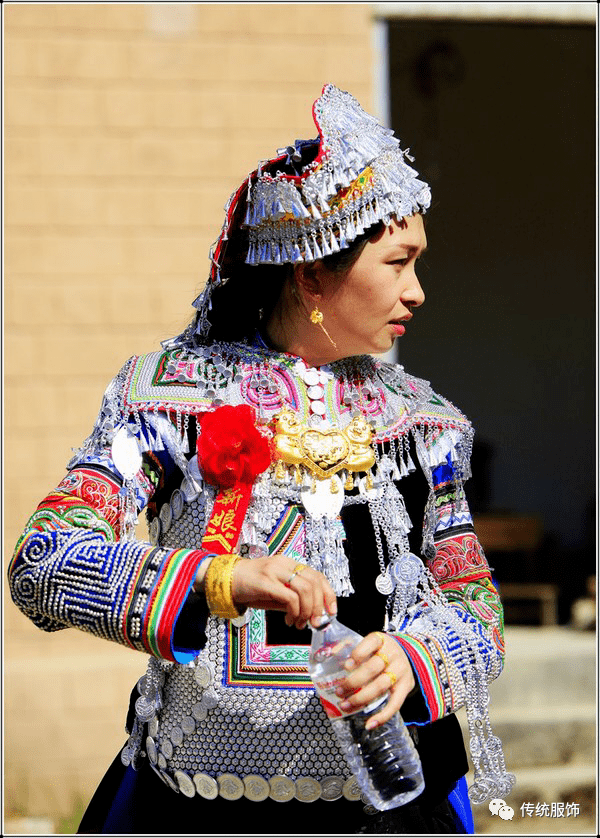 穿着传统服饰的元阳彝族尼苏女孩元阳彝族尼苏服饰分为便装,盛装和
