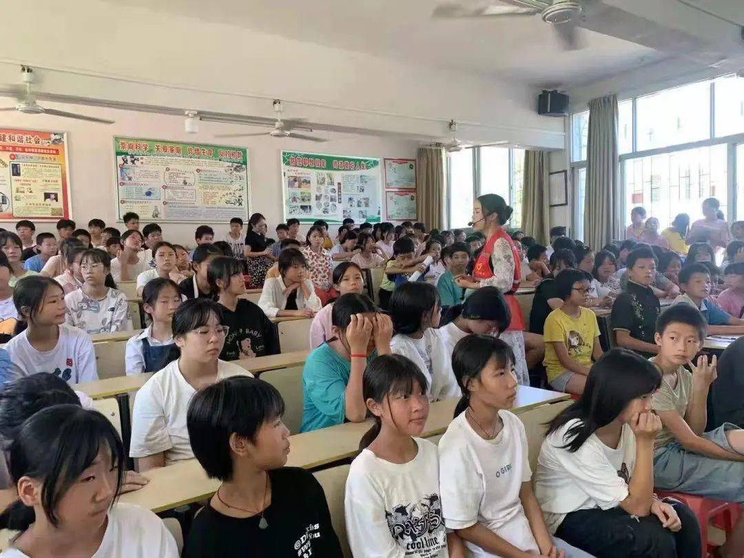 宁远县三中9月24日,志愿者杨亚军在宁远县三中宣讲,300人参加.