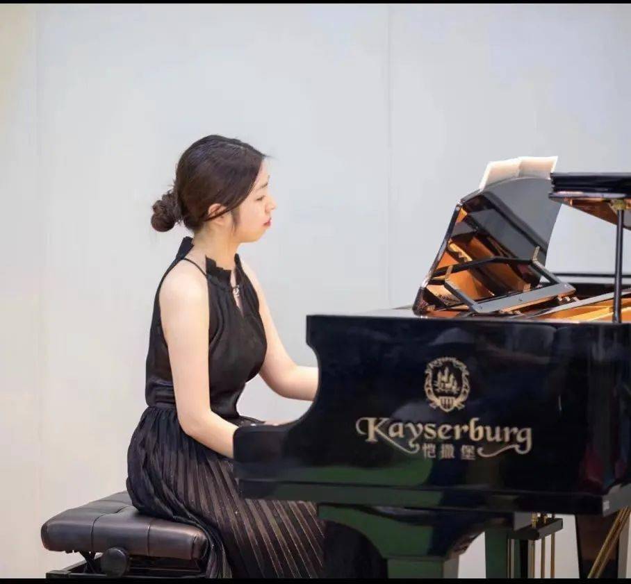 王安琪,2020年毕业于江西师范大学音乐学院钢琴专业,获硕士学位,本硕