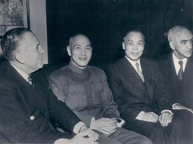 当时蒋介石已经宣布下野,可还是坐着飞机到处飞,指手画脚,吆五喝六