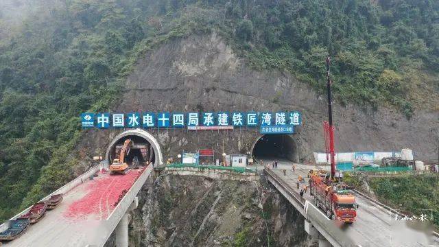 双向四车道,途经镇雄杉树的高速公路,明年6月建成通车