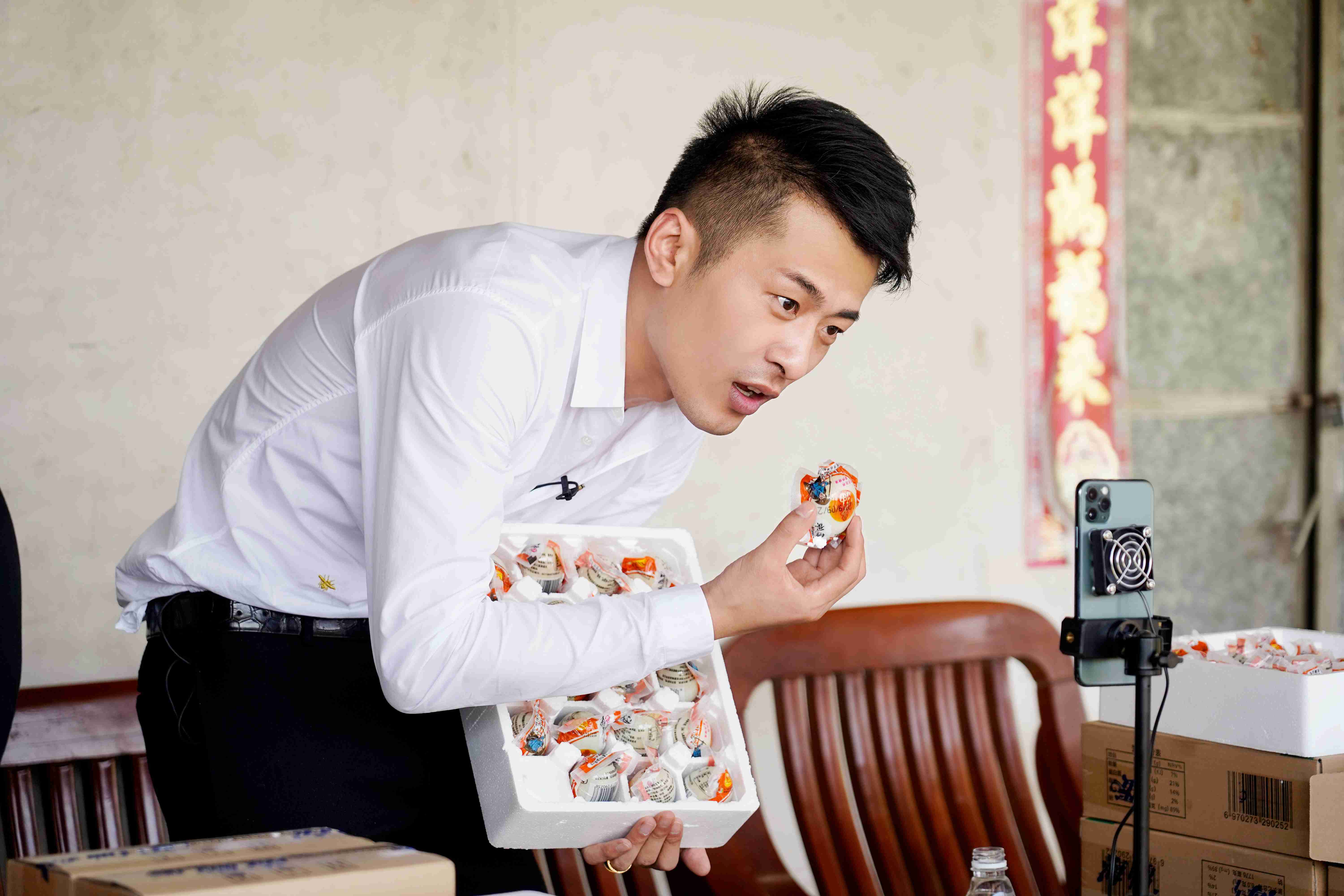 文丨何旭2019年9月25日,快手主播辛巴(本名辛有志)第一次在他的直播间
