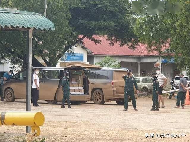 当时,两辆汽车搭乘约5名中国人和司机,离开 柬埔寨 和老挝边境,准备