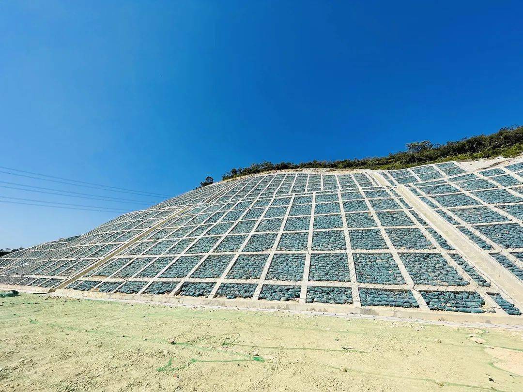 对边坡坡度进行了减缓,完善截排水系统,进行边坡加固; 将s12957边坡