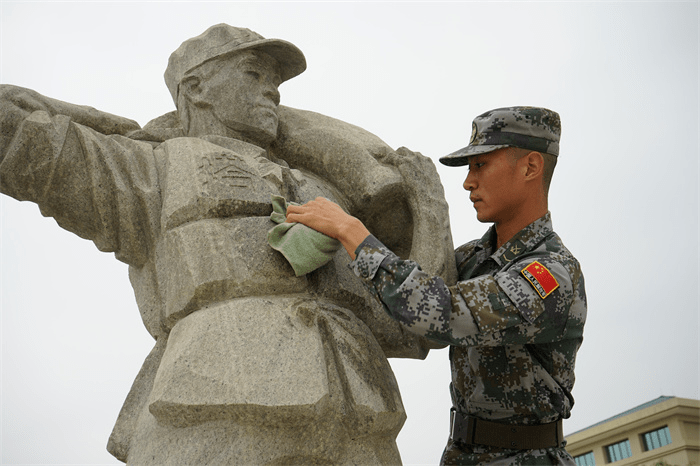 "李向群班"班长张雨飞:英雄的旗帜,要用汗水和鲜血去守卫