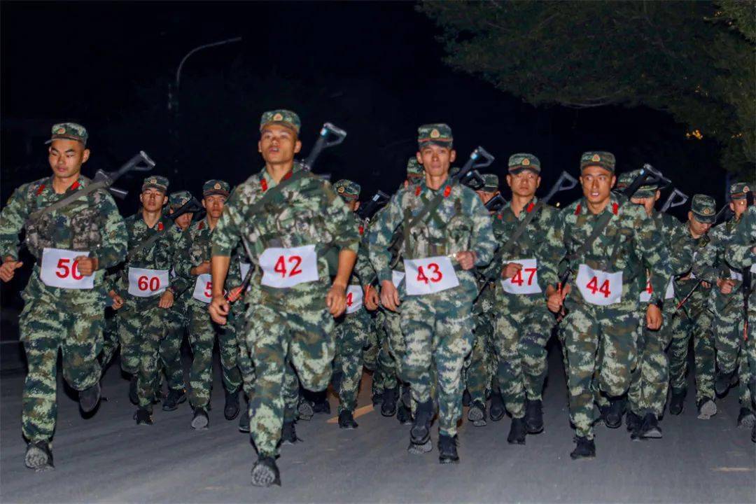 武警官兵进行五公里武装越野竞赛