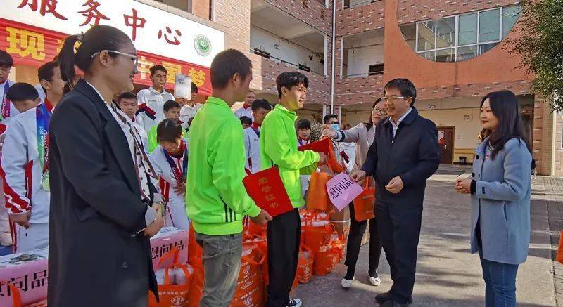 近日,市委副书记刘鹏飞来到市特殊教育学校,在第30个"国际残疾人日"