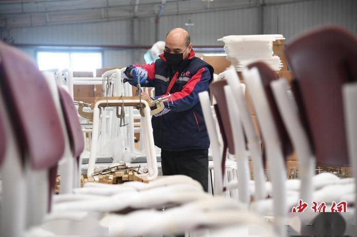 图为产业园内的一家具厂车间,工人正在制作3d弯曲木家具 宋敏涛 摄
