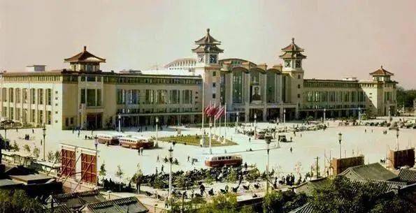 1960年,北京火车站▲ 1960年,新街口人民公社理发馆▲ 1960年,菜