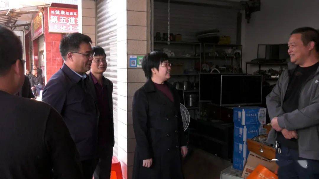会前,吕莉入户走访3户师福村选民代表,并与选民代表亲切交谈.