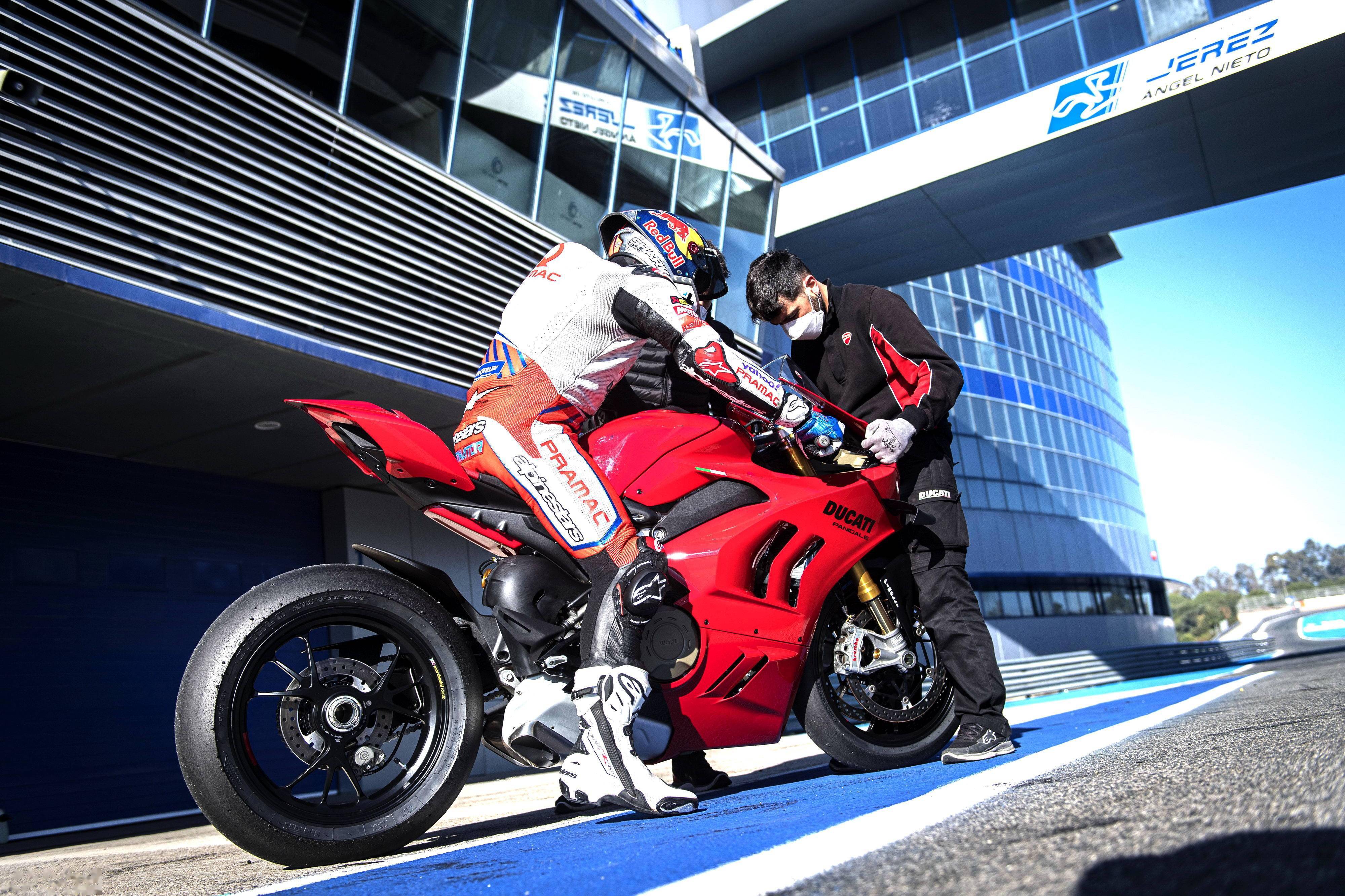 杜卡迪2022panigalev4v4s户外特写