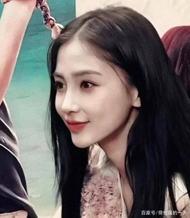 同时呢,她额头的弧度是比较大的,可以更好的包住下巴,完美的修饰脸型