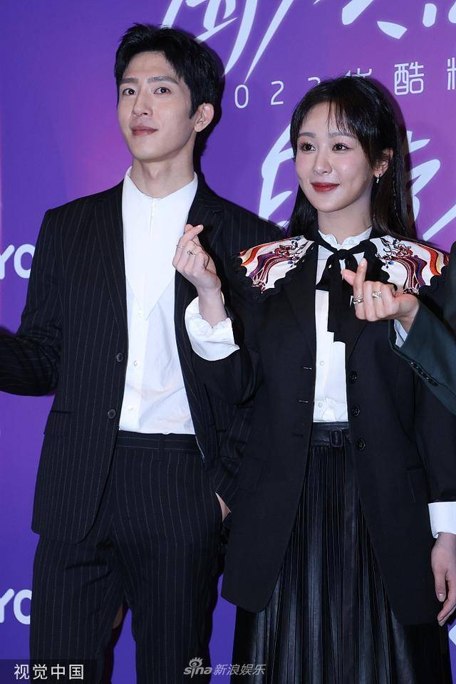 组图:杨紫井柏然黑色look优雅比心 陈飞宇张婧仪同框画面养眼