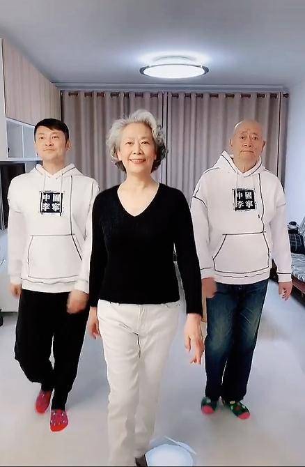 印小天与父母 院方组织专家会诊后,决定为印平平实施病灶切除手术.