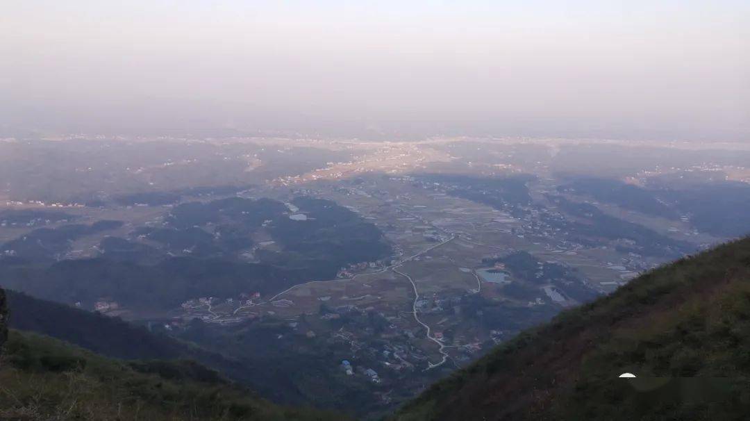 乡村一隅铜梁山雪阳印记一字大脊峰连峰穿悬激窍不停息