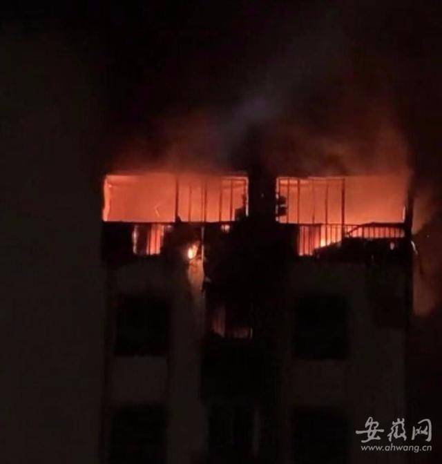 池州主城区一居民楼顶楼凌晨失火_许大鹏_部门_安徽
