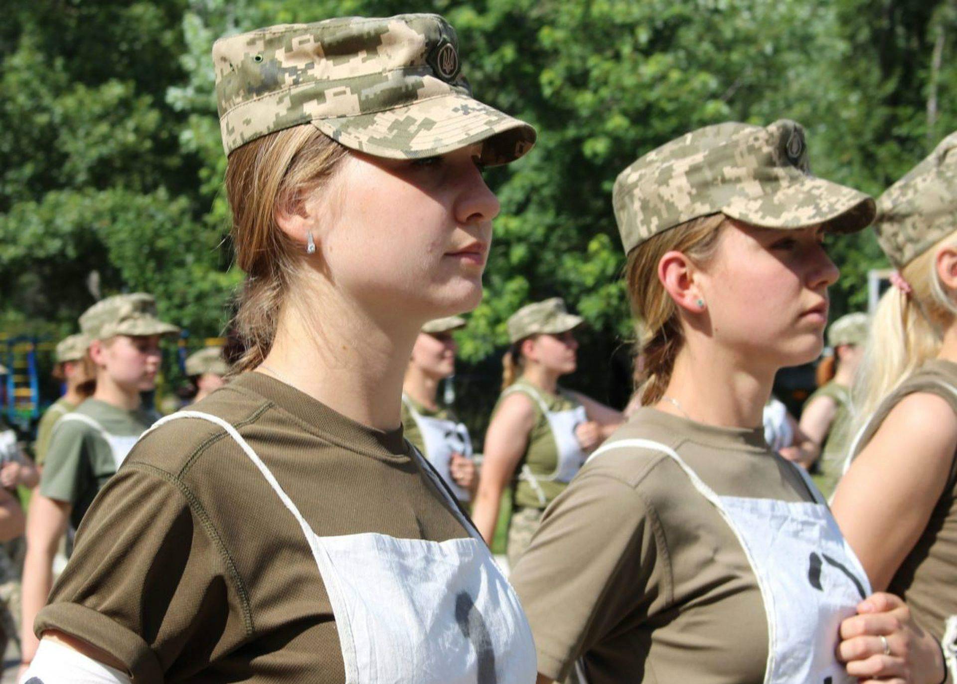 乌克兰上的女兵,大长腿,超高颜值,打99分,扣一分怕她们骄傲.
