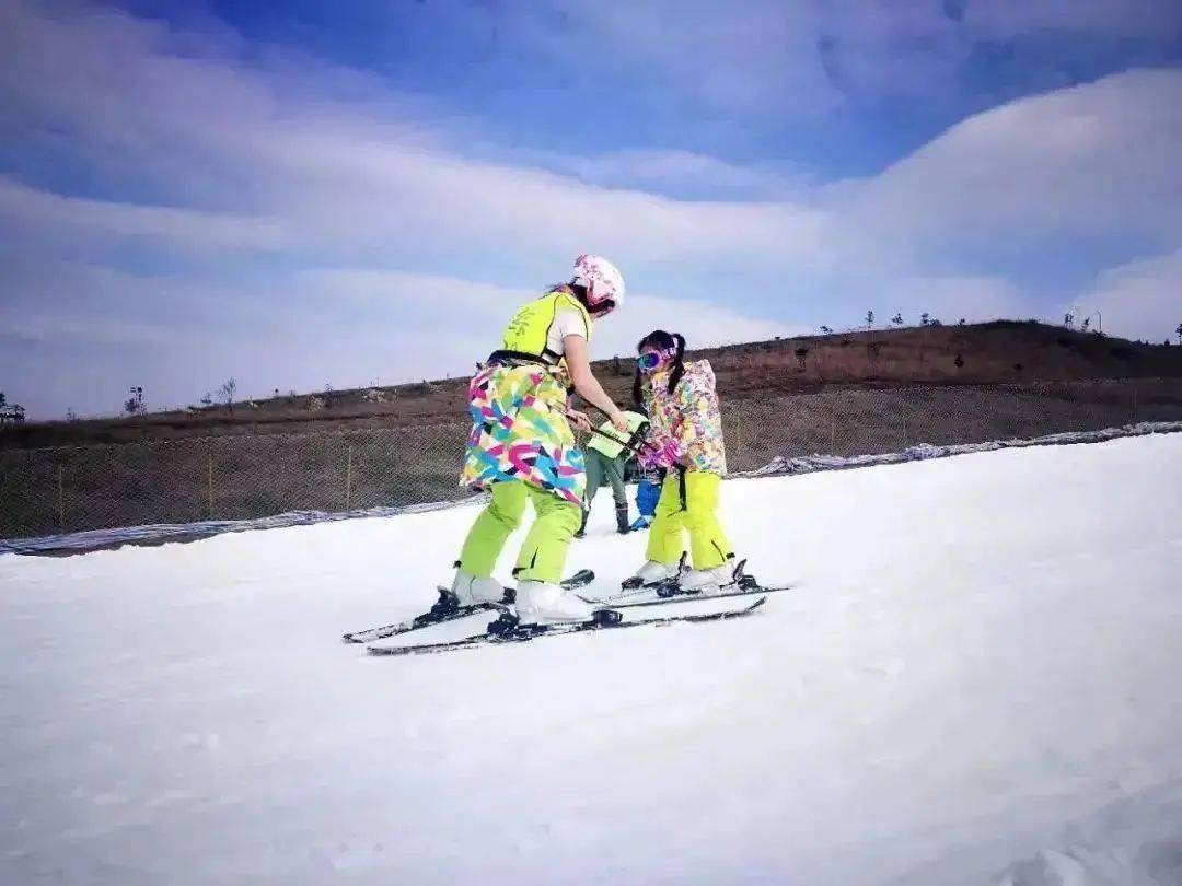 花溪云顶滑雪场,作为距离贵阳最近的滑雪场,1小时车程,可以让你花最少