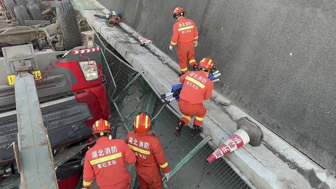 湖北一高速桥梁侧翻,搜救出8人_湖北一高速高架桥垮塌已致3死_高架桥