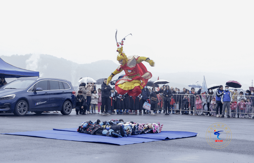 追风轮滑董事 周雪峰等到场主持活动,还邀请了全国自由式轮滑冠军谭镇