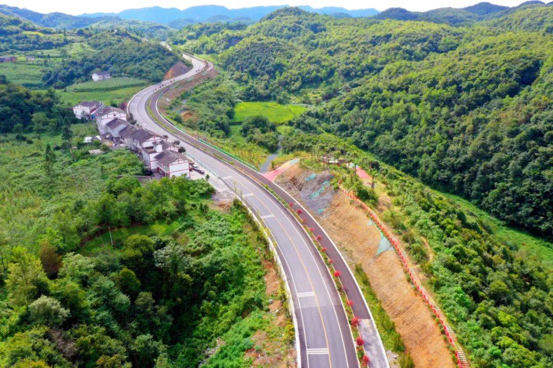 百里杜鹃风景区主要的金坡景区至普底景区原有道路为省道s212,是黔西