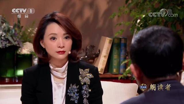 朗读者董卿华丽归来三个坐标一个巨人彰显温情与力量