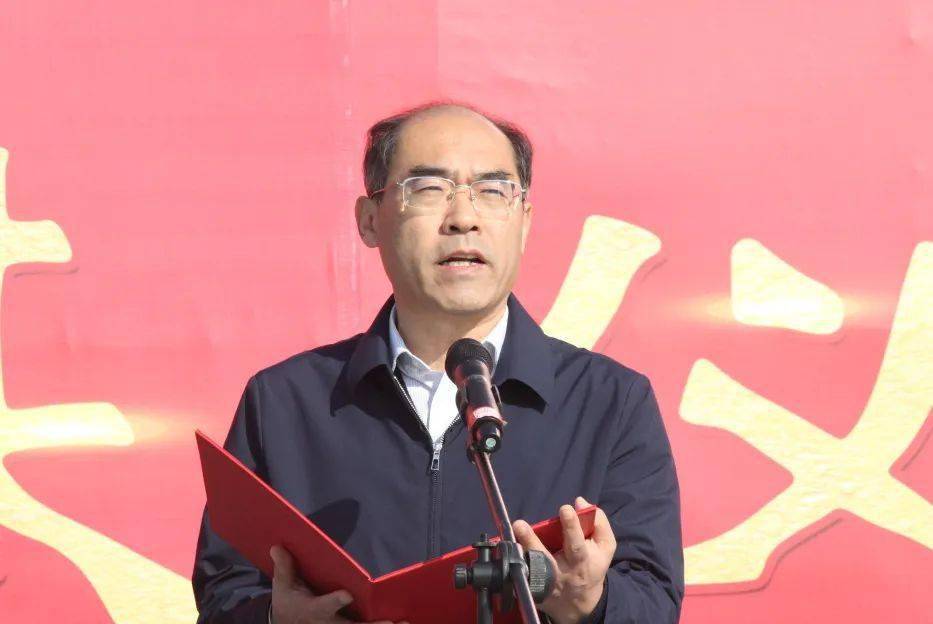 毕黎明代表县委,县政府向宁阳江山实验学校的开工奠基表示祝贺!