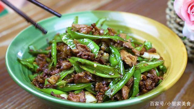 难怪饭店做的辣椒炒肉那么好吃,原来大厨都是这样炒的,先收藏了_肥肉