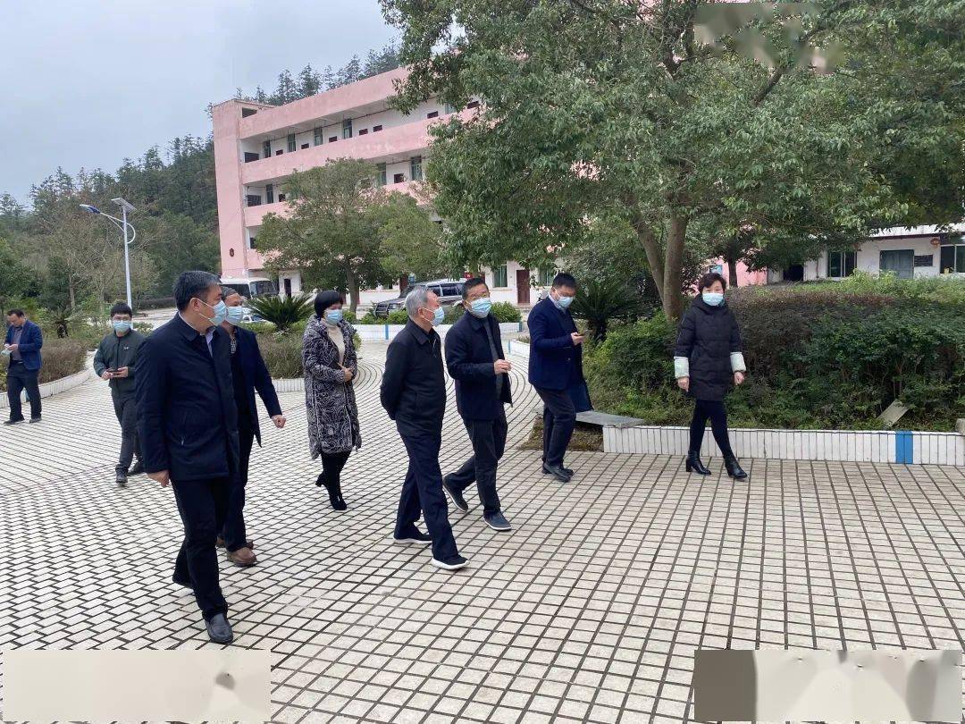 县老年养护中心以及困难家庭,县领导李亮生,蓝启玉陪同慰问