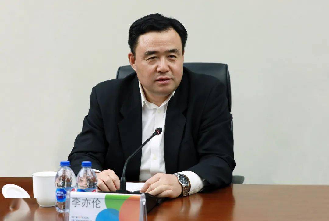 会上,张志武首先对机电集团总经理杨震宇,运达股份董事长高玲一行的