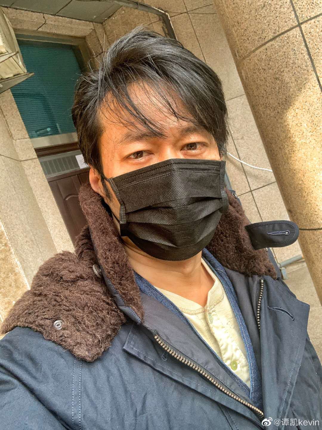 谭凯晒戴口罩照片 祝愿早日春暖花开_疫情_眉目_大叔