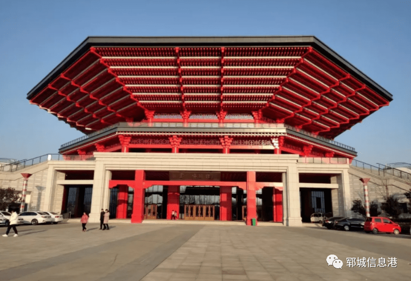 郓州博物馆建筑外形借鉴郓城唐塔造型,属当地地标性建筑.