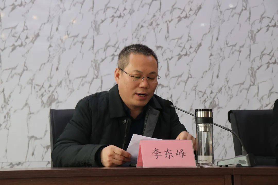 依汶镇党委副书记,镇长李东峰同志致辞向希望小屋儿童发放"清洁大礼包