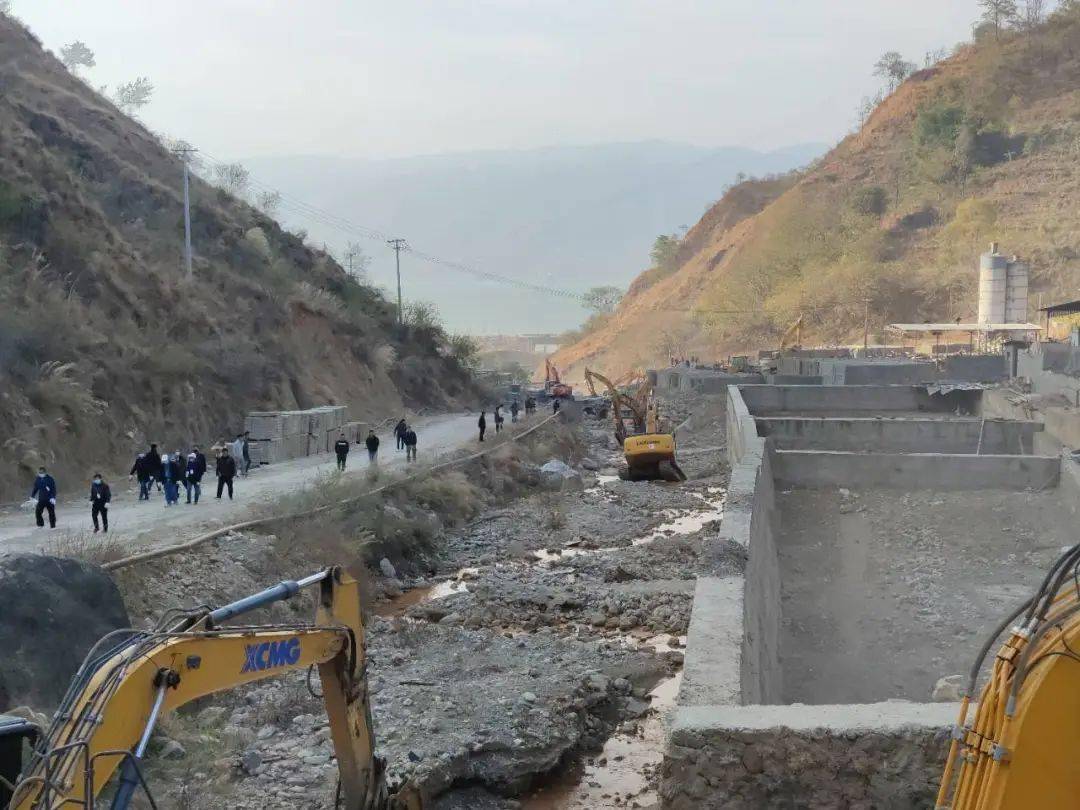 巧家县白鹤滩街道依法拆除违章建筑