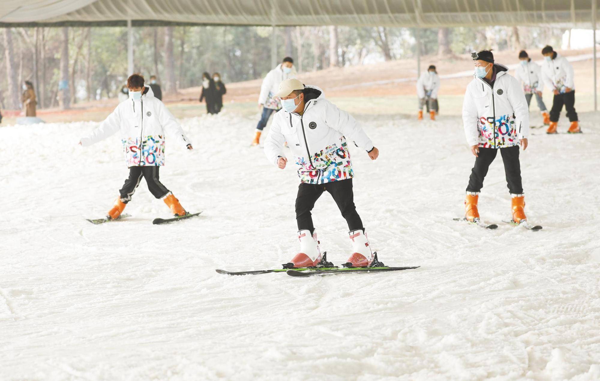 江城首个户外滑雪场启用