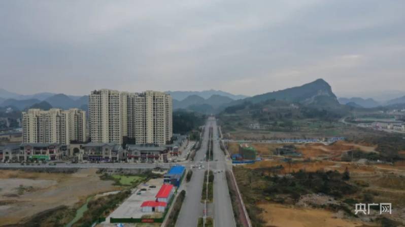 金沙县住建局工程师赖世模向记者介绍到:"新城区道路路网系统主体为