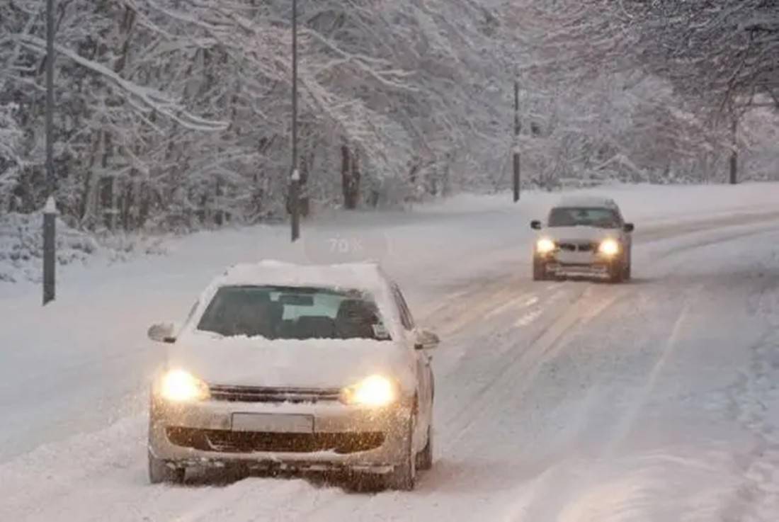 下雪天路面附着系数非常低,汽车轮胎非常容易打滑.