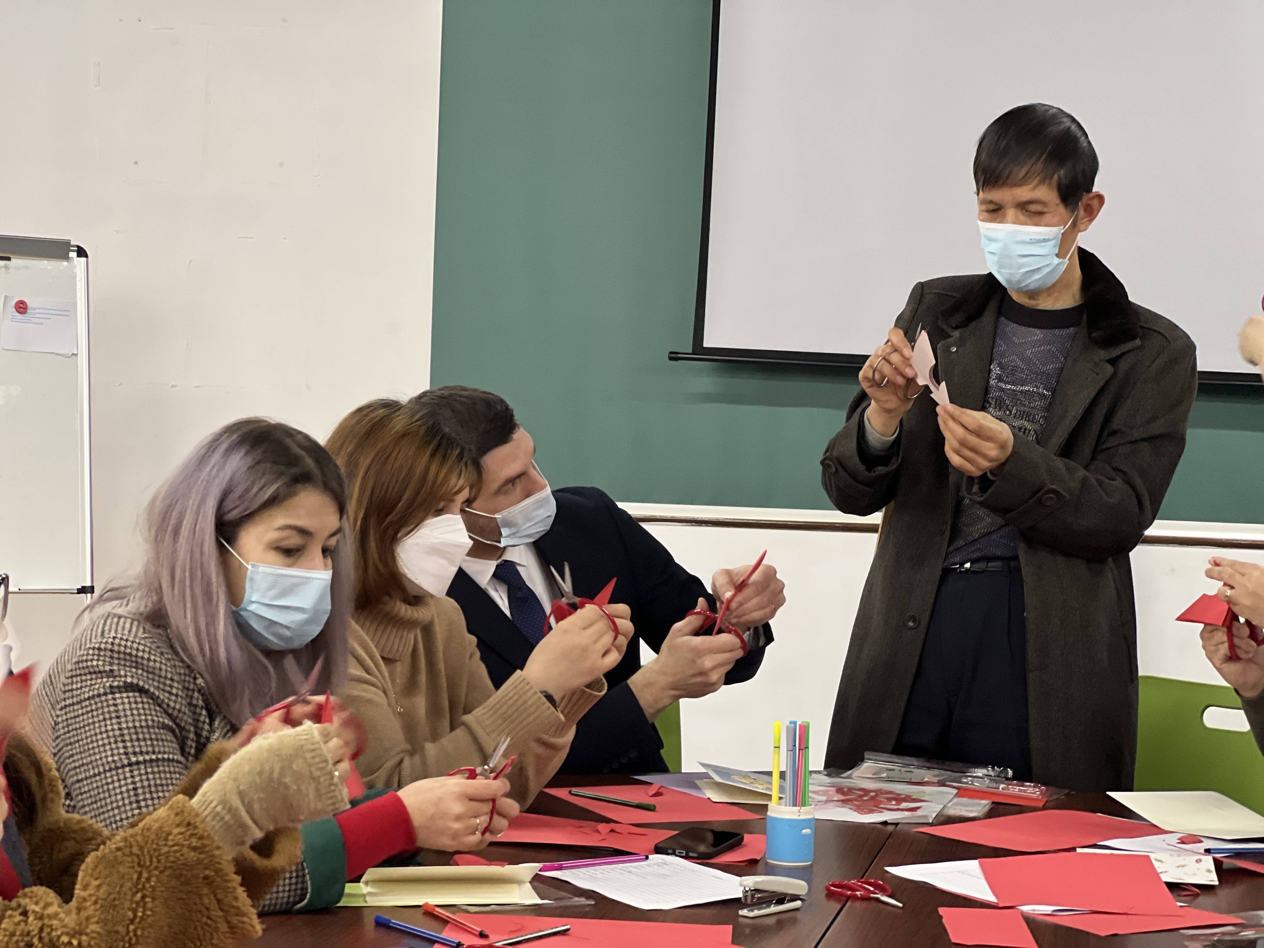 外国友人剪窗花感受中国年味_社区_玉兰_张其培