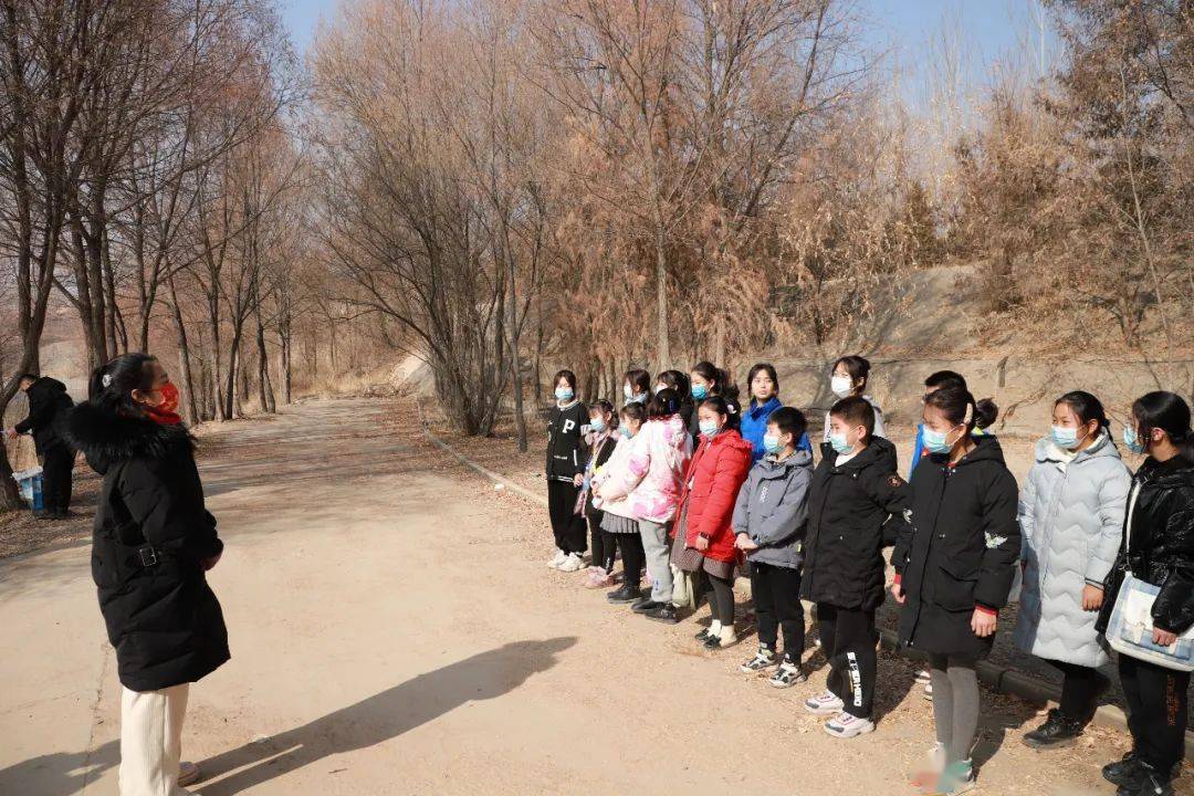 岘塬镇刘家村,来自全县各学校的16名爱好美术的同学参加了此次活动
