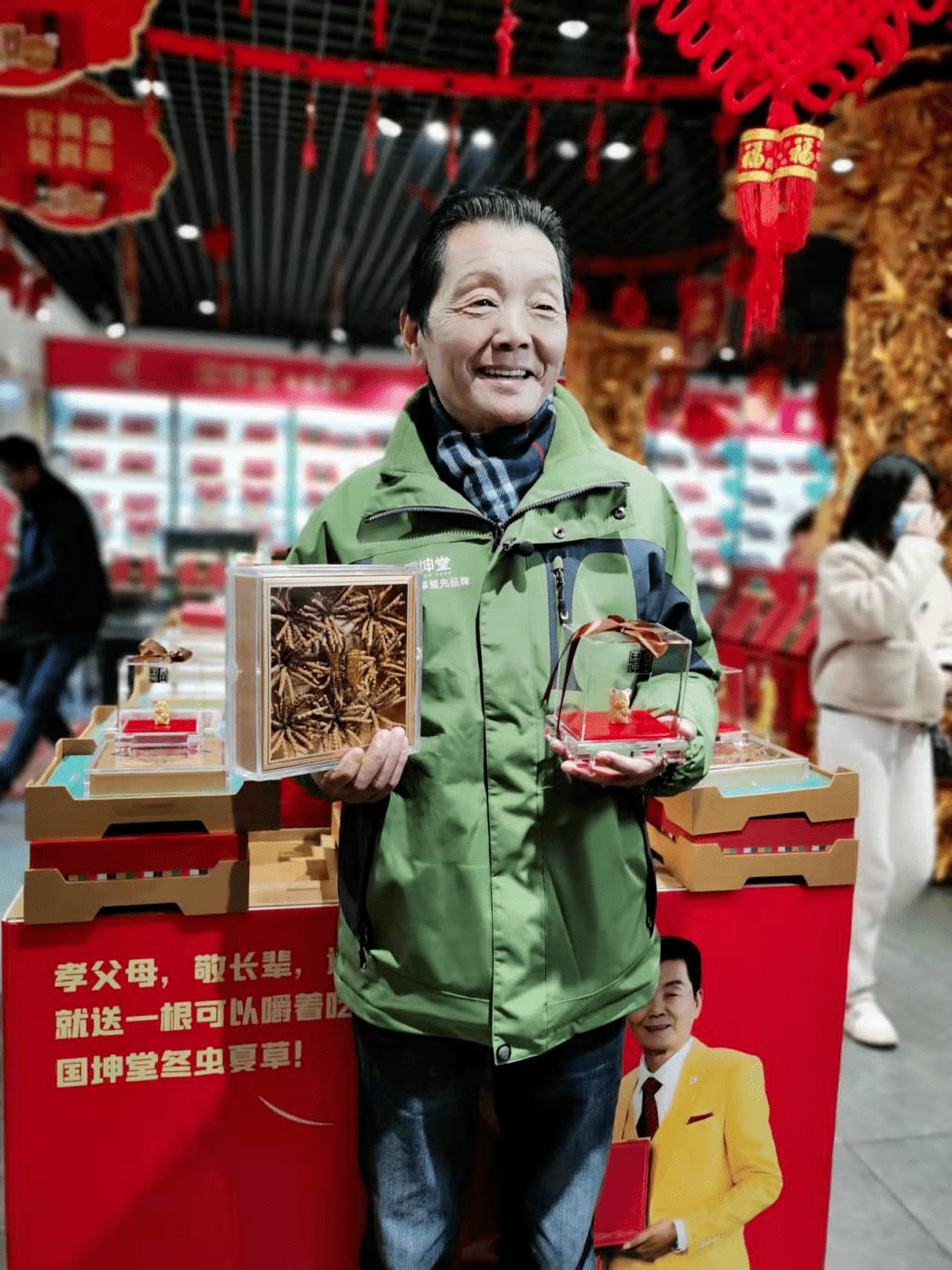 国坤堂一根可以嚼着吃的冬虫夏草,草头短,虫体壮,品相好,营养足.