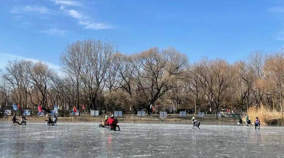 北京朝阳公园冰场这里是北京久负盛名的滑雪场,也是冬季滑冰必打卡的