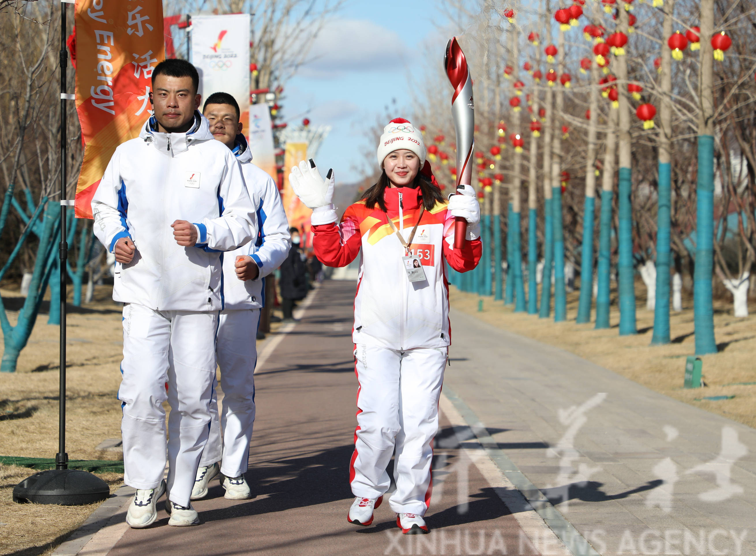 2月3日,火炬手莫璐怡在火炬传递中.2月3日,火炬手