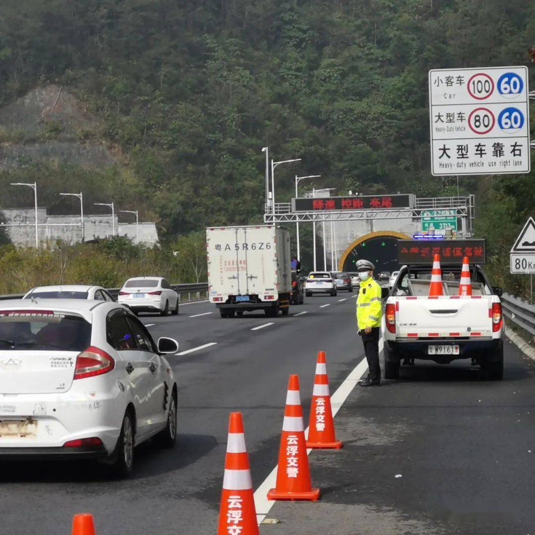 事发云浮_车流_车道_高速公路