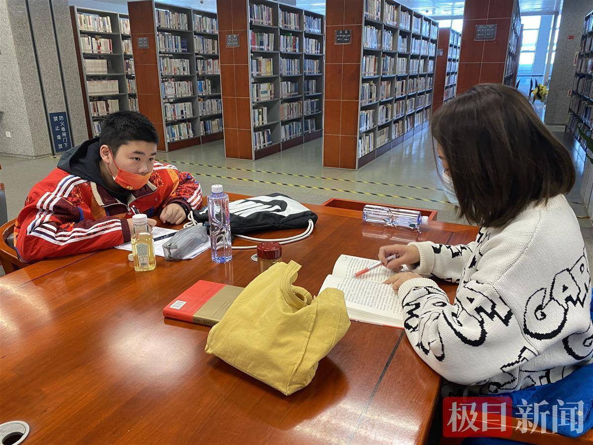 春节期间,图书馆内自习忙_何馨悦_自律_武汉市