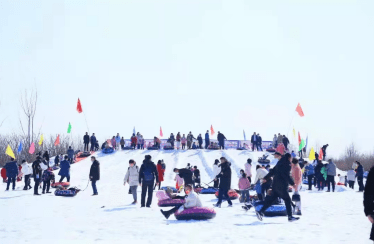 龙园推出新项目戏雪园,除了滑雪外,乐趣双人碰碰球和雪地碰碰车,让你