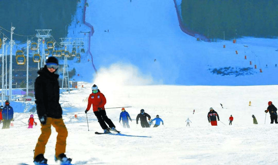 天水麦积山滑雪场麦积山滑雪场位于甘肃省天水市麦积区麦积镇草滩村