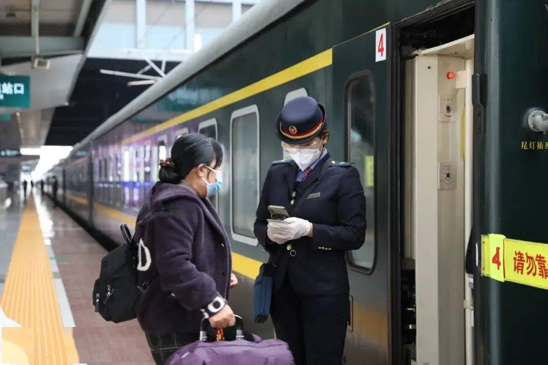 今年春运双胞胎邵林煊和邵林炫首次值乘同一趟列车近日在z6次列车上一