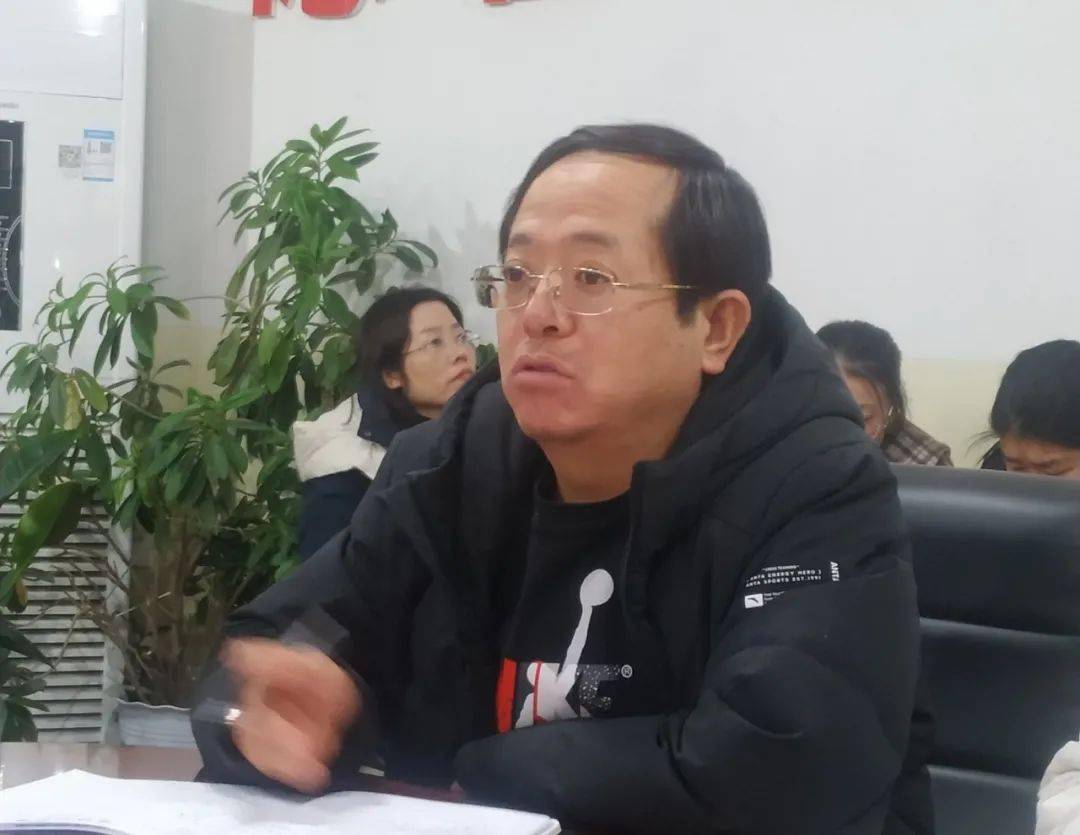 闫祖让发言张定雄发言会上,两位年级校长对期末考试成绩进行了深刻