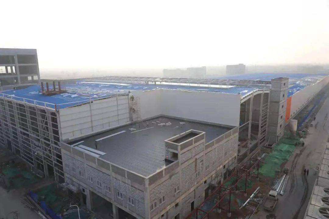 目前,2号生产线钢板仓提前18天完成,窑炉砌筑,配合料设备,拉丝机设备